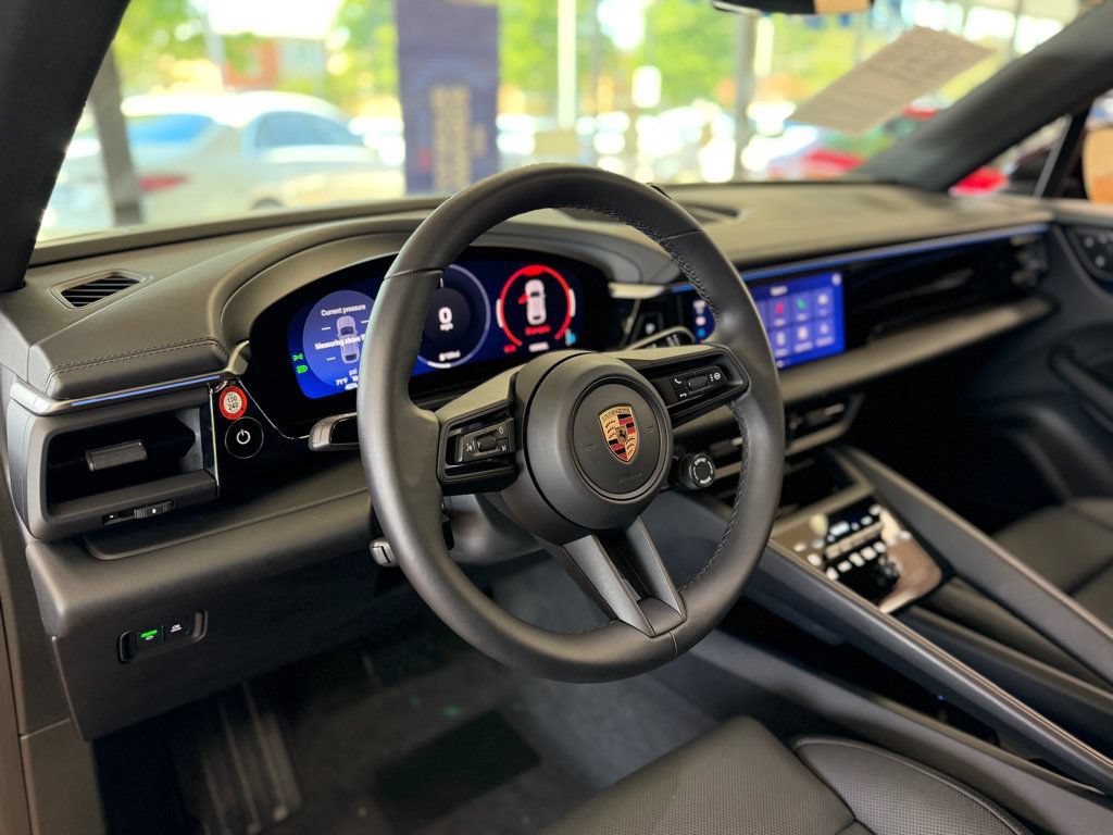 Used 2025 Porsche Macan Electric RWD image 29