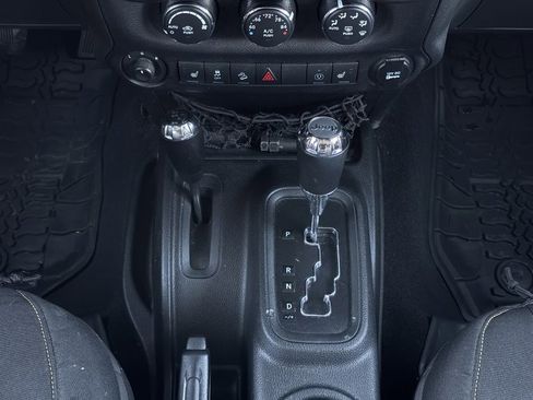 Used 2015 Jeep Wrangler Unlimited Rubicon image 32