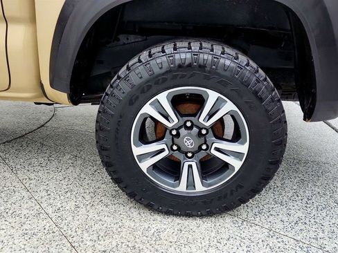 Used 2016 Toyota Tacoma TRD Sport w/ Towing Package image 9