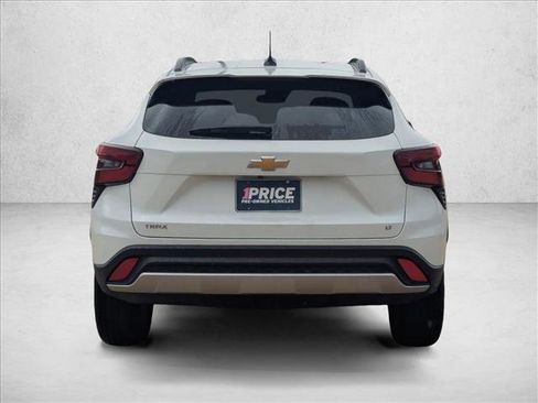 Used 2025 Chevrolet Trax LT FWD image 6