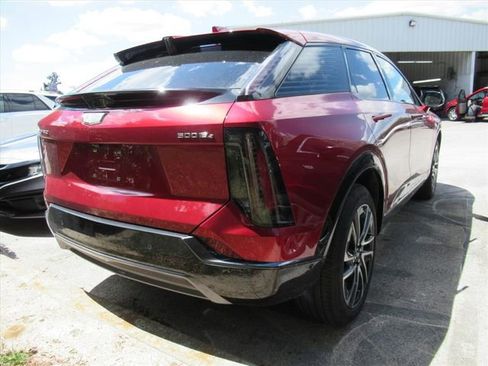 Used 2025 Cadillac Optiq Sport 2 w/ LPO, Floor Liner Package AWD/4WD image 4