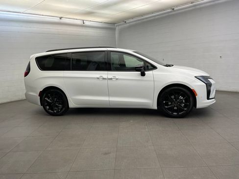 New 2027 Chrysler Pacifica Limited w/ S Appearance Package FWD image 2