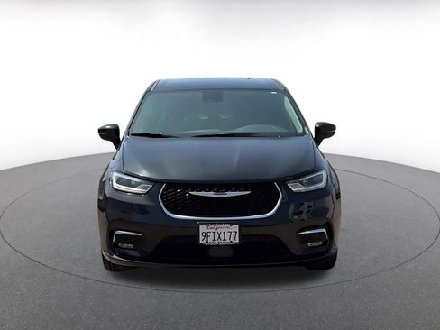 Used 2023 Chrysler Pacifica Touring-L image 4