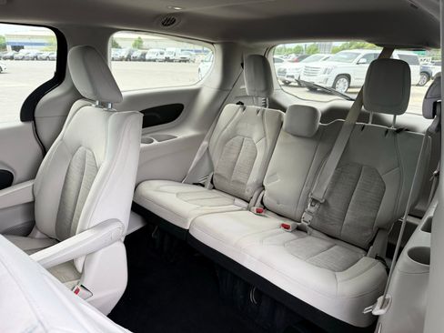 Used 2018 Chrysler Pacifica Touring Plus FWD image 24