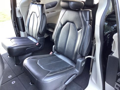 Used 2024 Chrysler Pacifica Touring-L image 13