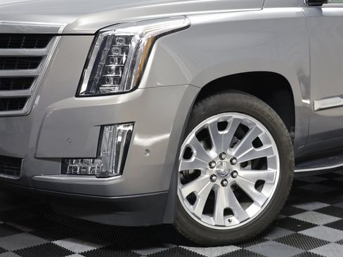 Used 2017 Cadillac Escalade ESV Luxury AWD/4WD image 3