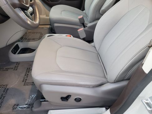 Used 2019 Chrysler Pacifica LX image 15