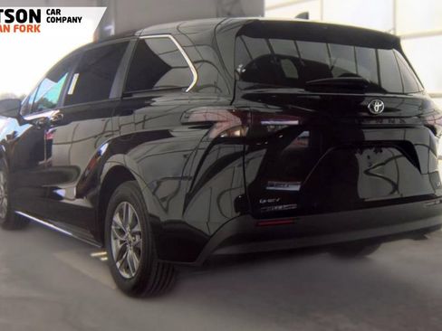 Used 2025 Toyota Sienna LE FWD image 4