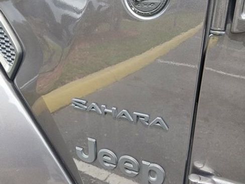 Used 2018 Jeep Wrangler Unlimited Sahara AWD/4WD image 3