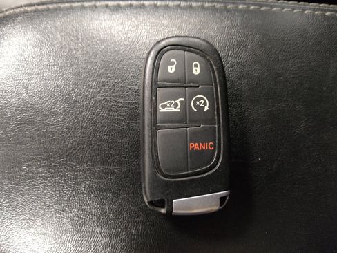 Used 2019 Jeep Cherokee Overland w/ Technology Group image 32