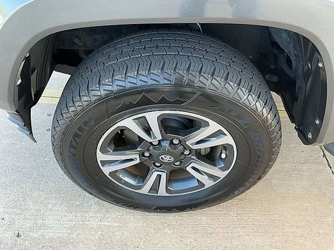 Used 2017 Toyota Tacoma TRD Sport w/ Premium & Technology Package RWD image 9