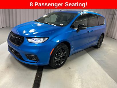 New 2026 Chrysler Pacifica Select w/ S Appearance Package