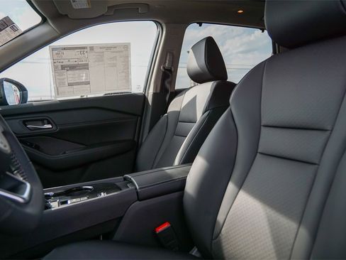 New 2024 Nissan Rogue SV w/ SV Premium Package image 11