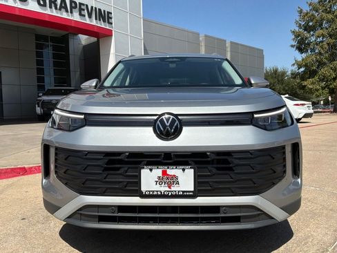 Used 2026 Volkswagen Tiguan SE FWD image 3