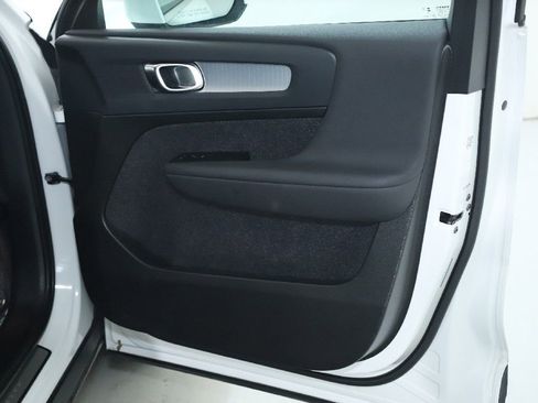 Used 2024 Volvo XC40 B5 Core image 35