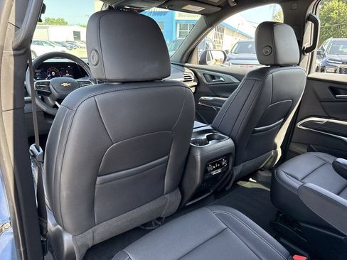 Used 2025 Chevrolet Traverse LT FWD image 19