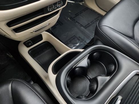 Used 2024 Chrysler Pacifica Touring-L image 21