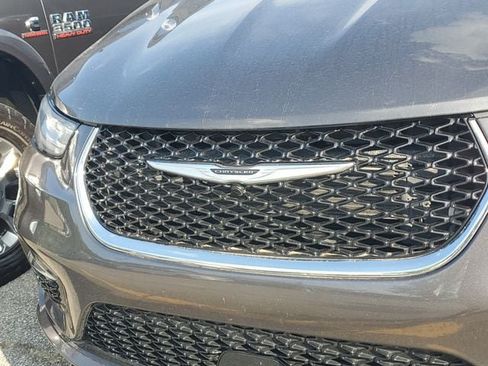 Certified 2023 Chrysler Pacifica Limited FWD image 5