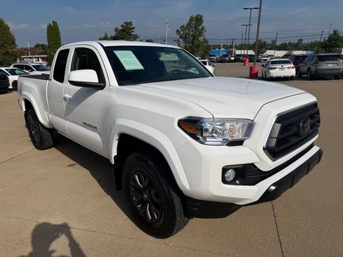 Certified 2022 Toyota Tacoma SR5 w/ SR5 Appearance Package (SM) AWD/4WD image 7