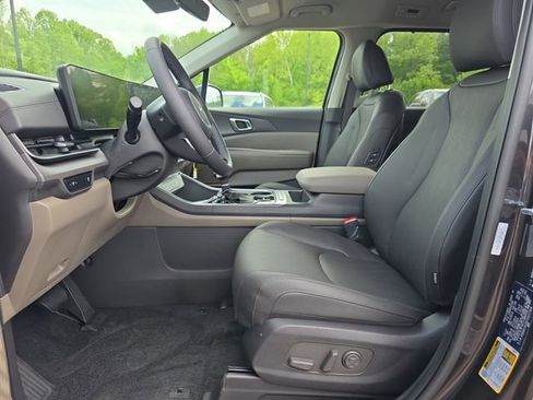 New 2026 Kia Carnival EX FWD image 4