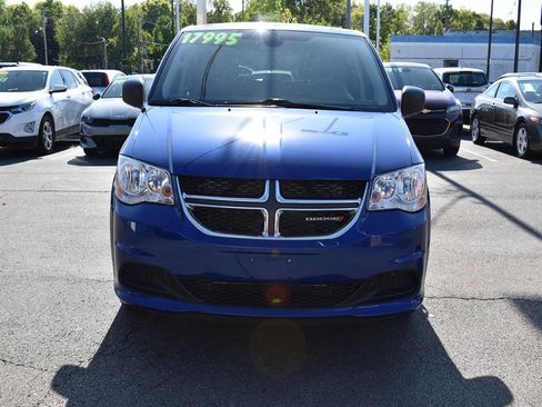 Used 2020 Dodge Grand Caravan SE w/ UConnect Hands-Free Group image 2