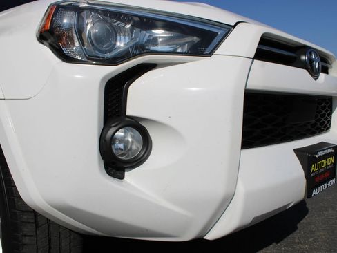 Used 2020 Toyota 4Runner SR5 Premium w/ Moonroof Package RWD image 5