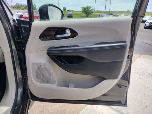 Used 2023 Chrysler Pacifica Limited FWD image 22