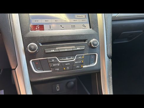 Used 2017 Ford Fusion SE w/ Fusion SE Technology Package FWD image 19