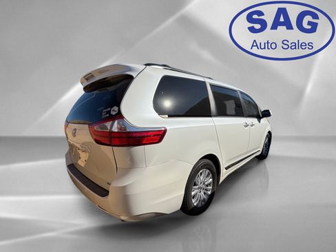 Used 2017 Toyota Sienna XLE w/ XLE Navigation Package FWD image 3
