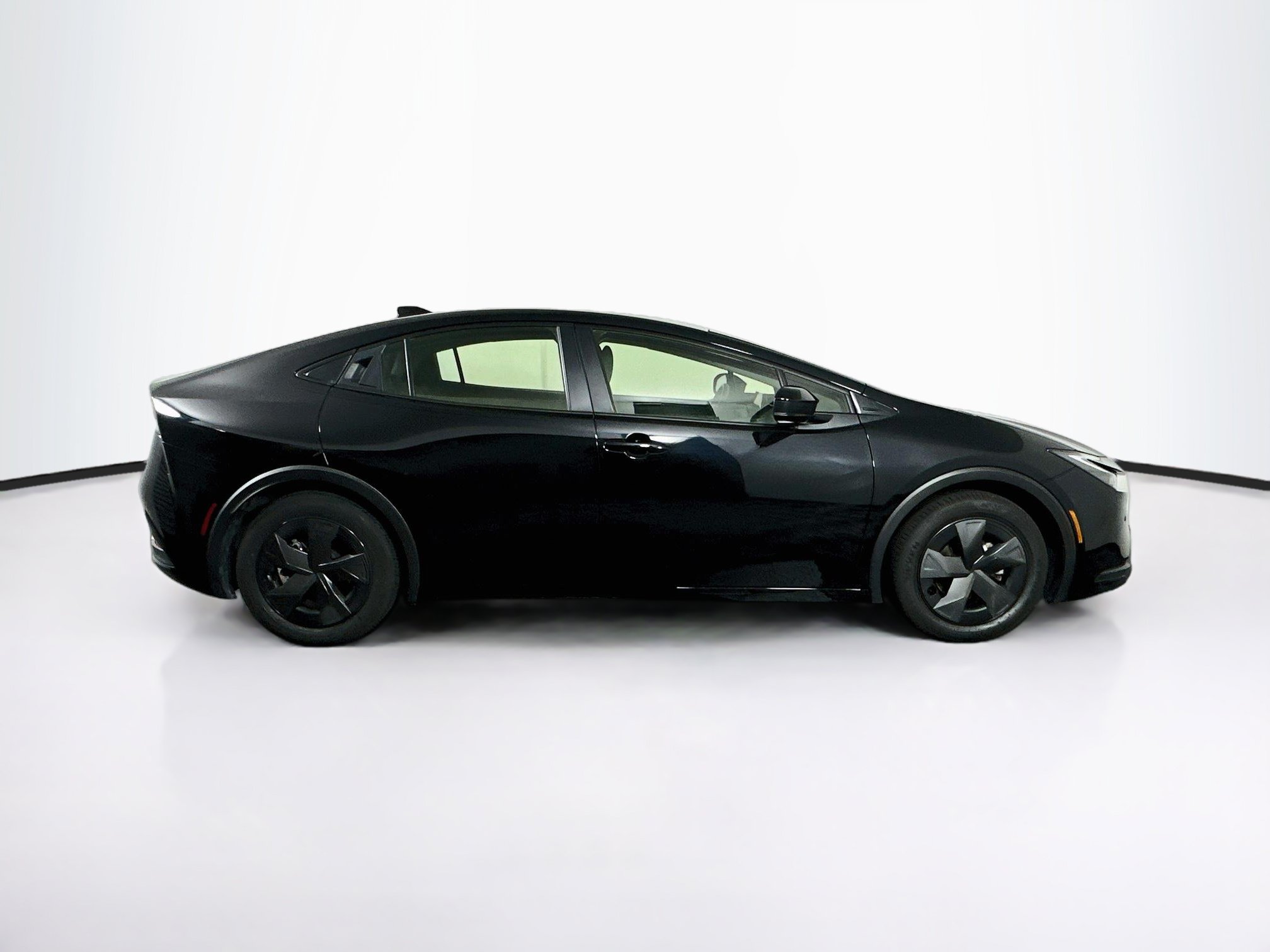 Used 2025 Toyota Prius LE FWD image 10