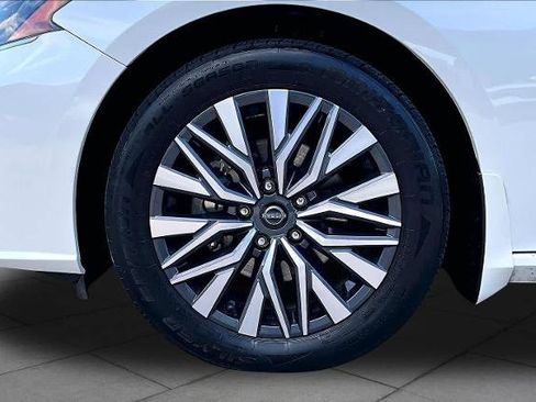 Certified 2024 Nissan Altima 2.5 SV w/ SV Premium Package FWD image 11