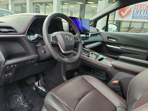 Used 2025 Toyota Sienna XSE w/ XSE Premium Package FWD image 19