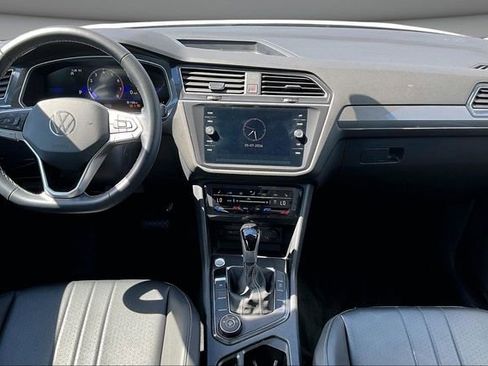 Used 2024 Volkswagen Tiguan SE w/ Panoramic Sunroof Package AWD/4WD image 7