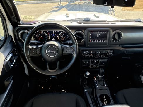 Certified 2022 Jeep Gladiator Sport image 19