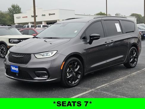 Used 2023 Chrysler Pacifica Limited w/ S Appearance Package image 4