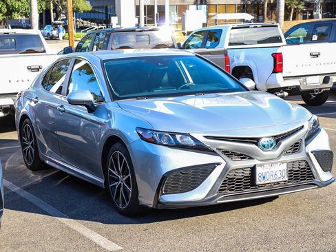 Used 2021 Toyota Camry SE image 3