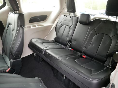 Used 2024 Chrysler Pacifica Touring-L FWD image 35
