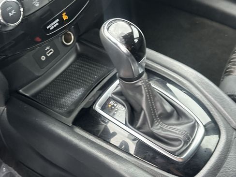 Used 2018 Nissan Rogue S AWD/4WD image 45