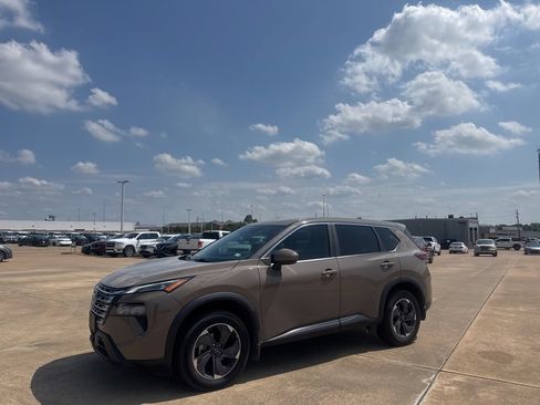 Used 2024 Nissan Rogue SV FWD image 10