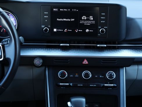 Used 2024 Kia Carnival LX image 6