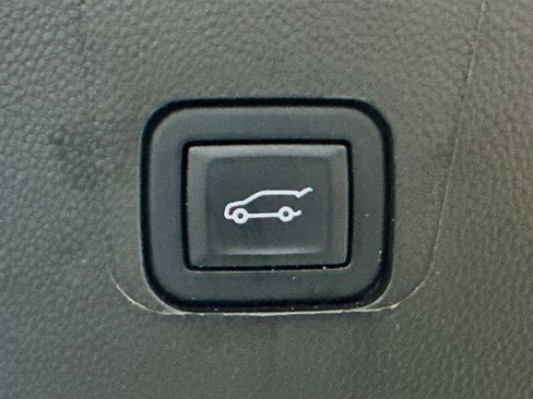 Used 2023 Chevrolet Traverse LT image 32