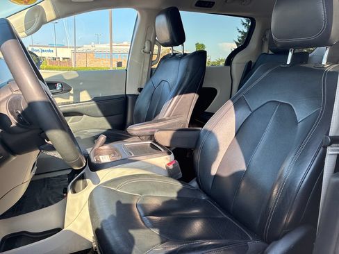 Used 2022 Chrysler Pacifica Touring-L w/ Uconnect Theater Family Group FWD image 12