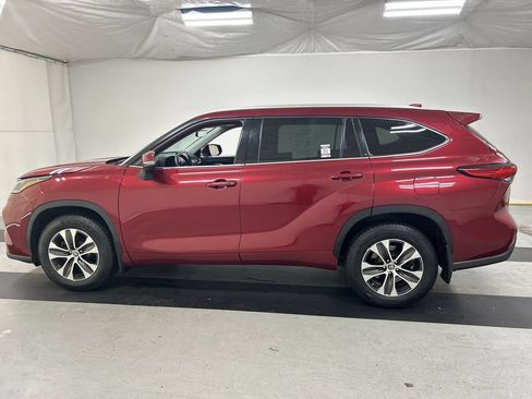 Used 2022 Toyota Highlander XLE AWD/4WD image 6