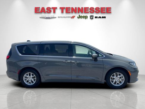 Used 2023 Chrysler Pacifica Touring-L FWD image 2