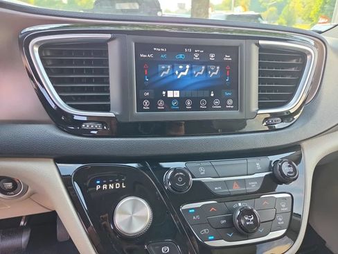 Used 2021 Chrysler Voyager Lxi FWD image 16