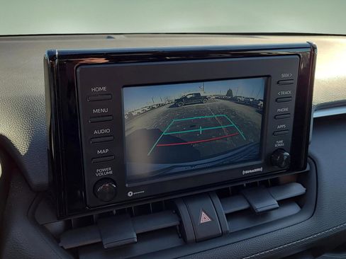 Used 2021 Toyota RAV4 LE image 19