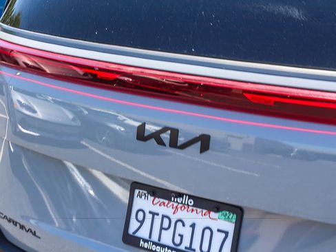 Used 2025 Kia Carnival SX FWD image 9