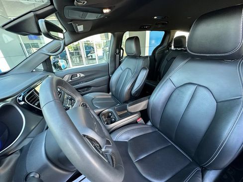 Used 2025 Chrysler Pacifica Select FWD image 19