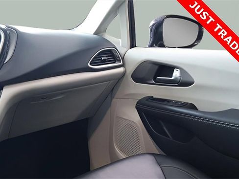 Used 2024 Chrysler Pacifica Touring-L image 27