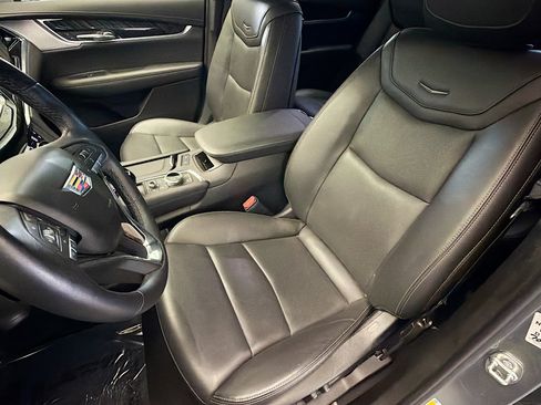 Used 2025 Cadillac XT6 Premium Luxury image 11